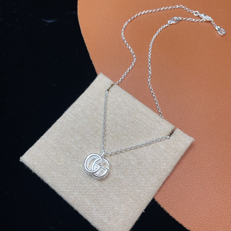 G*u*i necklaces